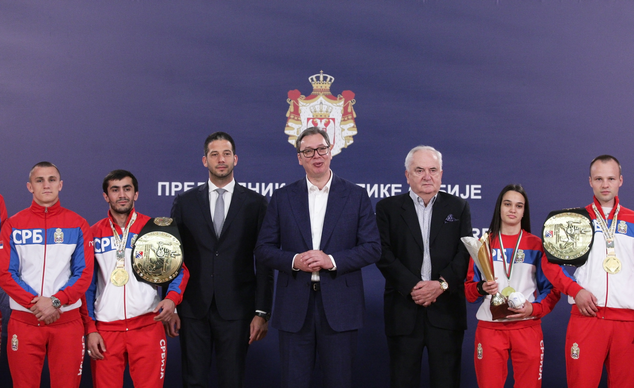 SRBIJA PONOVO POSTAJE BOKSERSKA SILA Predsednik Vučić ugostio naše zlatne momke: Srpski boks se na velika vrata vraća u Evropu i svet (FOTO)