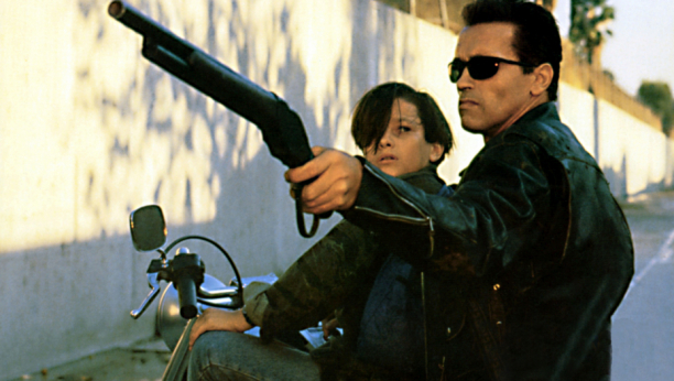 TOTALNI FIJASKO DEČAKA IZ TERMINATORA Odao se porocima, nadrogirao dete i zlostavljao žene, danas izgleda kao beskućnik! (FOTO)