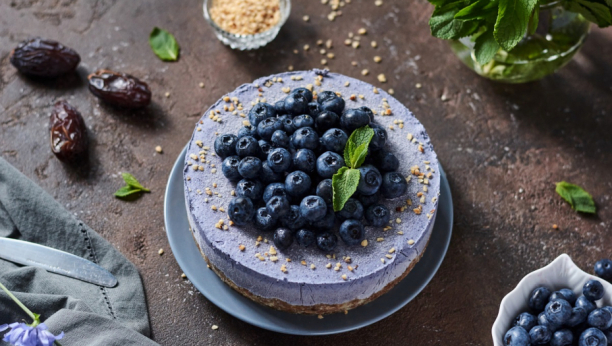 RECEPT ZA KREMASTI DESERT Štrumpf torta sa borovnicama i belom čokoladom oduševiće svakog gosta