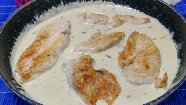 Pileći FILE u kremastom BELOM sosu: Ručak koji na SRPSKOJ trpezi najbolje prolazi