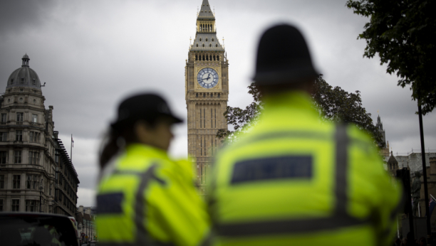PANIKA U LONDONU! Policija istražuje sumnjivi paket
