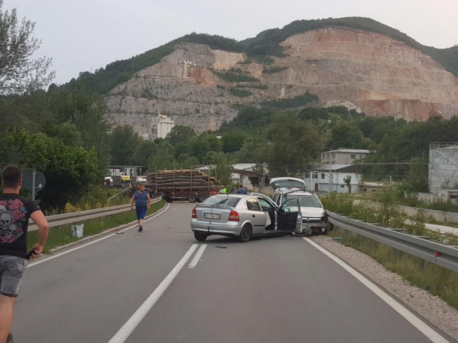 ČETVORO POVREĐENO U TEŠKOM UDESU KOD POŽEGE Saobraćaj obustavljen, delovi vozila rasuti po asfaltu (FOTO)