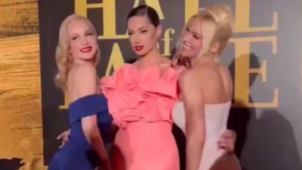 PEVAČICE NAPRAVILE NEVIĐENI HAOS U ZAGREBU Nataša Bekvalac, Jelena Rozga i Sara Jo blistale na crvenom tepihu, a onda se desila ova situacija