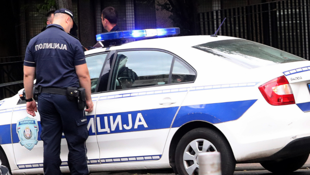 "IZBOŠĆU TE, PA ĆU TI POBITI CELU PORODICU" Uhapšen muškarac kod Sopota koji je pijan pretio prijatelju nožem