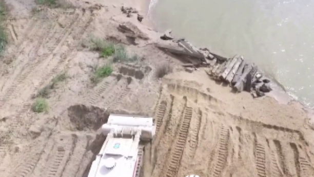 RUSKI ROBOT UKLANJA UKRAJINSKE MINE: Čišćenje plaže u Mariupolju od zaostalih eksplozivnih sredstava (VIDEO)
