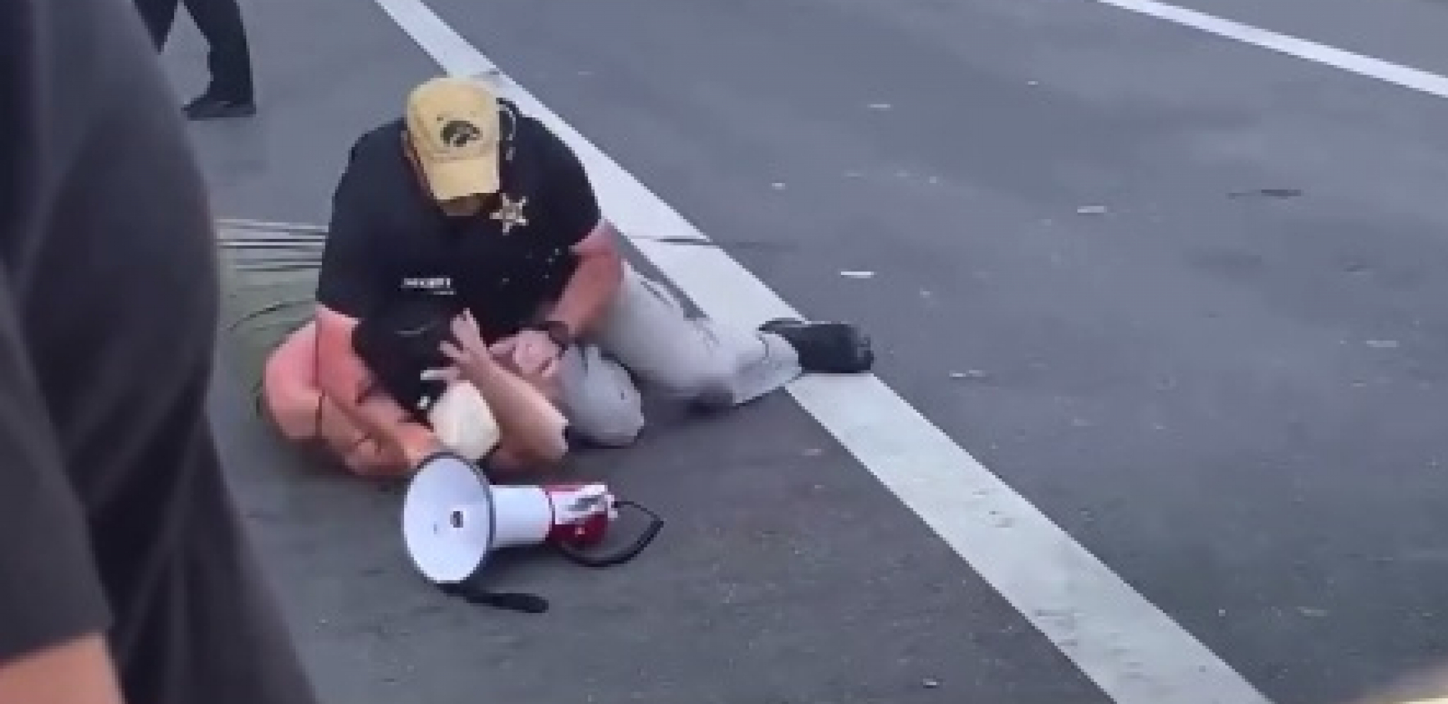 "BAJDENA UBILE DVE OSOBE" Demonstranti napravili haos na samitu, reagovali agenti Tajne službe (VIDEO)