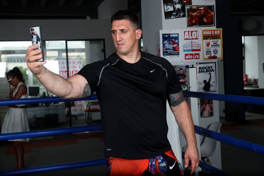 KRISTINI SE SVIDI UPALJAČ I JA GA UKRADEM Kristijan Golubović šokirao izjavom u emisiji, a ove stvari o sebi nikako nije smeo da kaže javno (VIDEO)