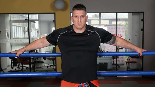 ZBOG NJEGA HTELA DA DIGNE LOKAL U VAZDUH Kristijan izneo šokantne tvrdnje na račun Vesne Zmijanac