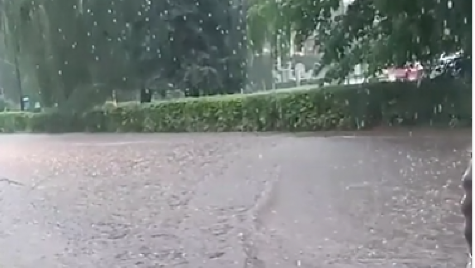 STRAŠNO NEVREME ZAHVATILO SRBIJU Ulice poplavljene, paralisan saobraćaj u više gradova (VIDEO)