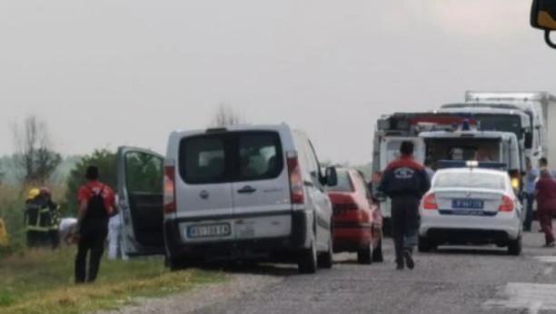 (UZNEMIRUJUĆI VIDEO) SNIMAK TRAGEDIJE KOD ŠIMANOVACA Poginula najmanje jedna osoba, autobus sa radnicima sleteo sa puta