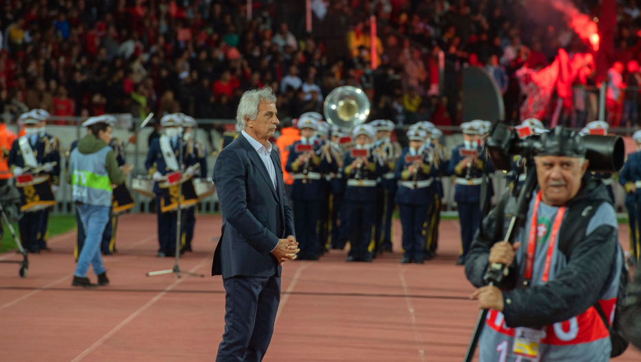 ČUVENI BOSANSKI TRENER DOŽIVEO VELIKO PONIŽENJE Halilhodžića prvo ometali laserima, pa mu zviždao ceo stadion (VIDEO)