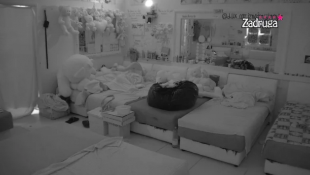 MUŠKARCA POPUT TEBE MOGU DA NAĐEM GDE HOĆU Odzvanjala spavaća soba, Dalila i Car ne prestaju sa svađom