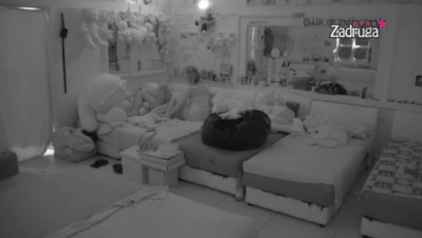 MUŠKARCA POPUT TEBE MOGU DA NAĐEM GDE HOĆU Odzvanjala spavaća soba, Dalila i Car ne prestaju sa svađom