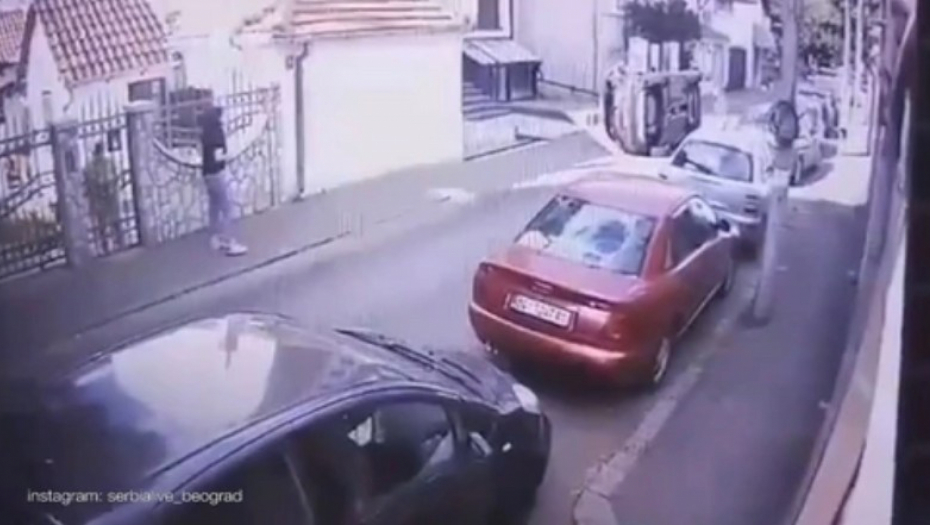 DEVOJKA USPELA ONO ŠTO NI KASKADERI NE BI Bizarna saobraćajna nesreća na Voždovcu, niko ne može da veruje šta se dogodilo (VIDEO)