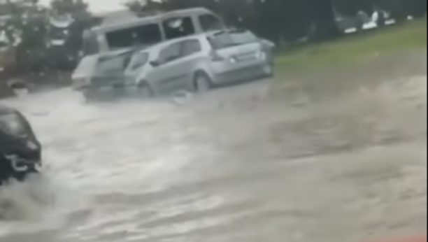 NEZAPAMĆENO NEVREME ZAHVATILO LOZNICU Na ulicama potop, vozila čekaju u kolonama (VIDEO)
