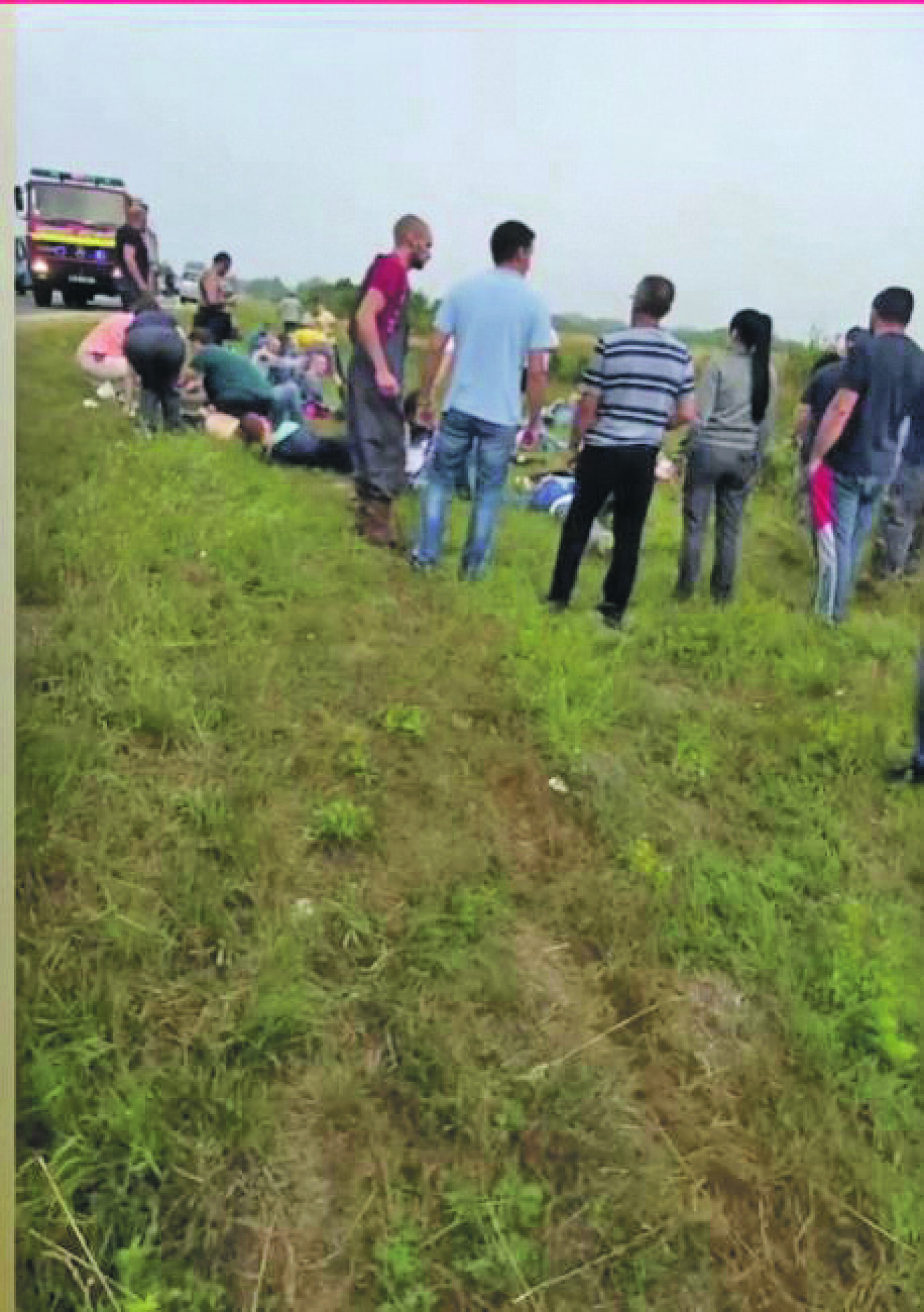 STRAVIČNO Autobus pun radnika sleteo u kanal nedaleko od Šimanovaca: Jedan poginuo,  osmorica se bore za život!