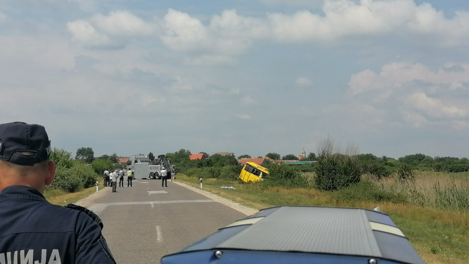 STRAVIČNO Autobus pun radnika sleteo u kanal nedaleko od Šimanovaca: Jedan poginuo,  osmorica se bore za život!
