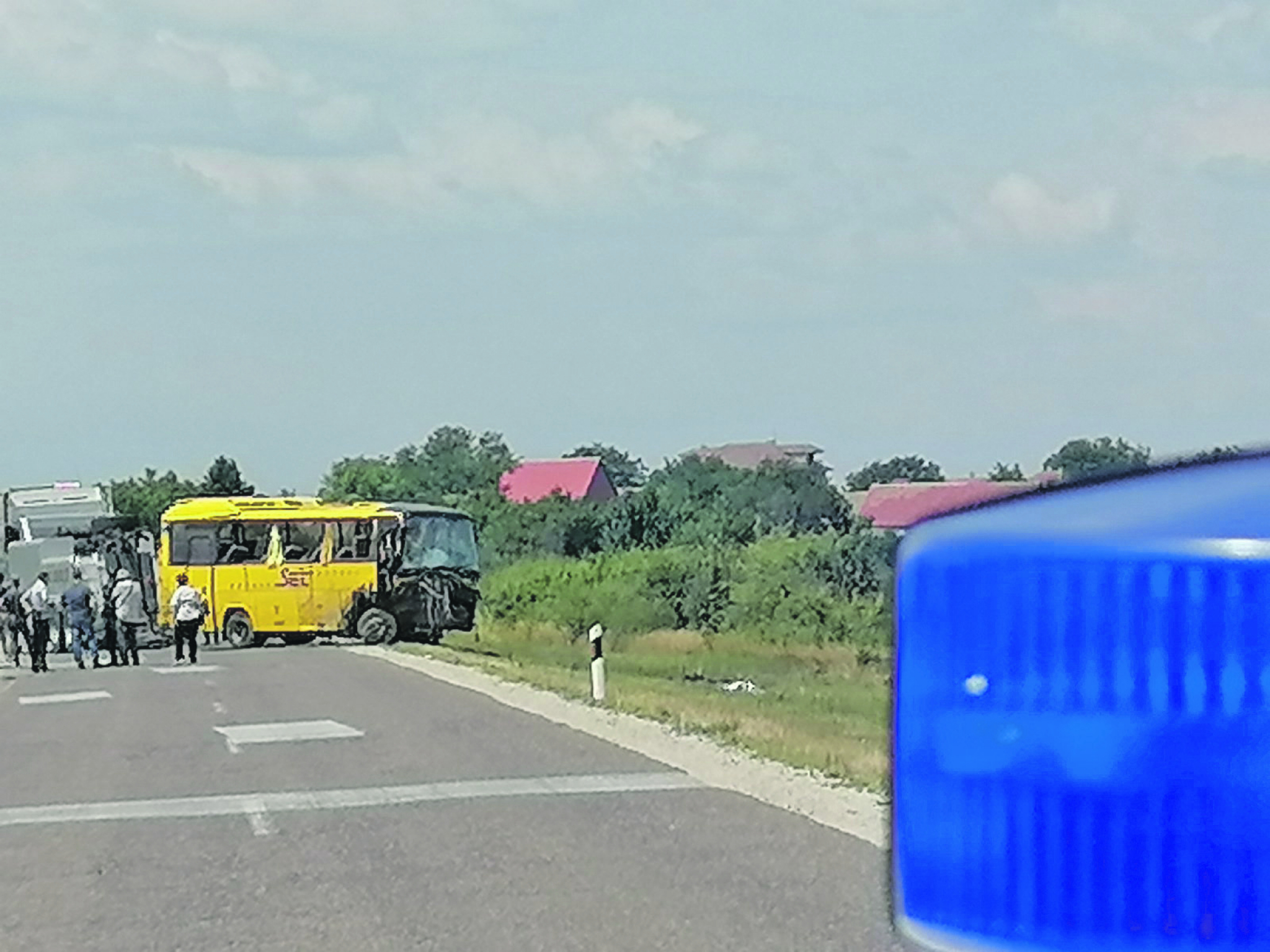 STRAVIČNO Autobus pun radnika sleteo u kanal nedaleko od Šimanovaca: Jedan poginuo,  osmorica se bore za život!