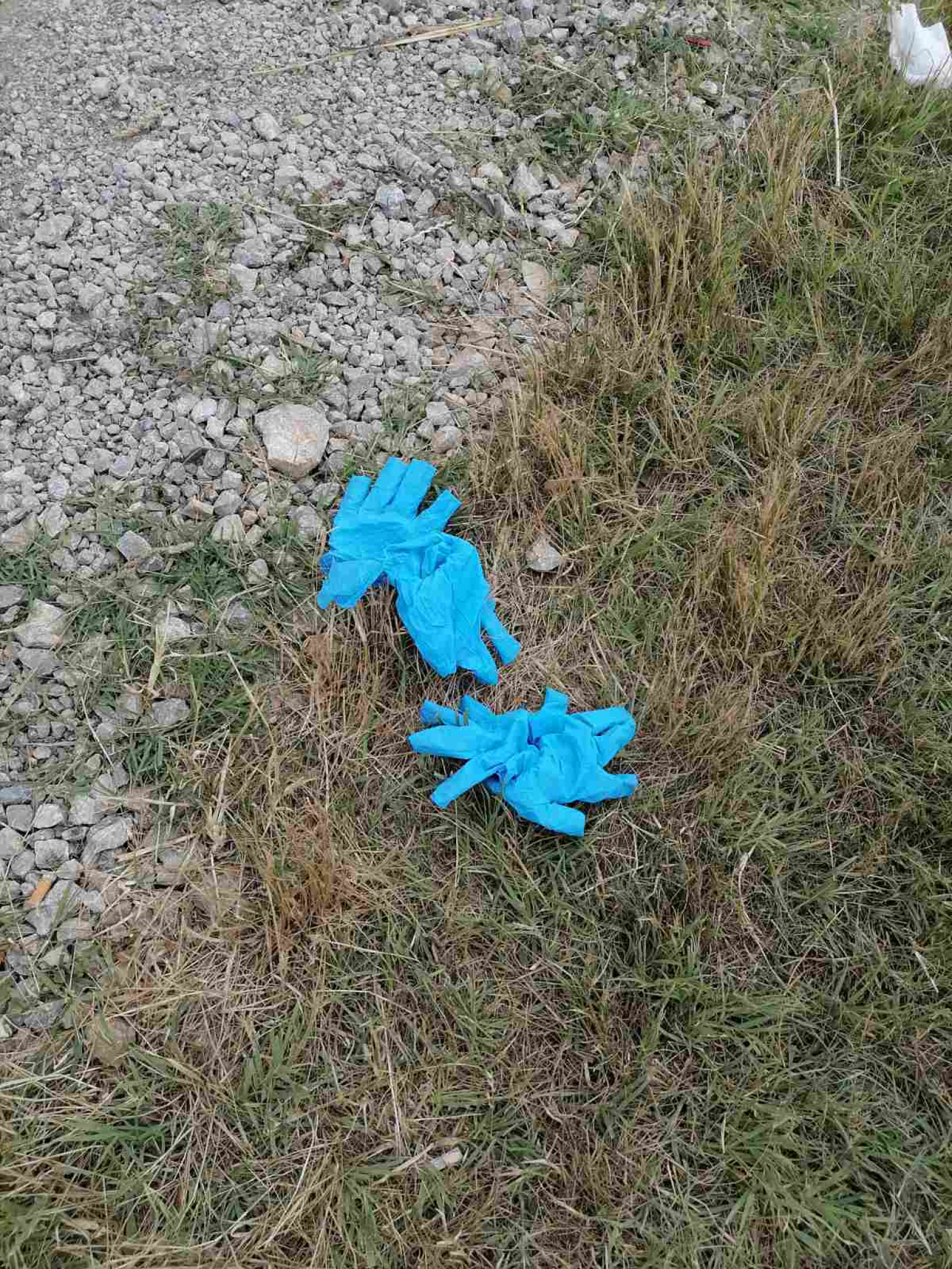 STRAVIČNO Autobus pun radnika sleteo u kanal nedaleko od Šimanovaca: Jedan poginuo,  osmorica se bore za život!