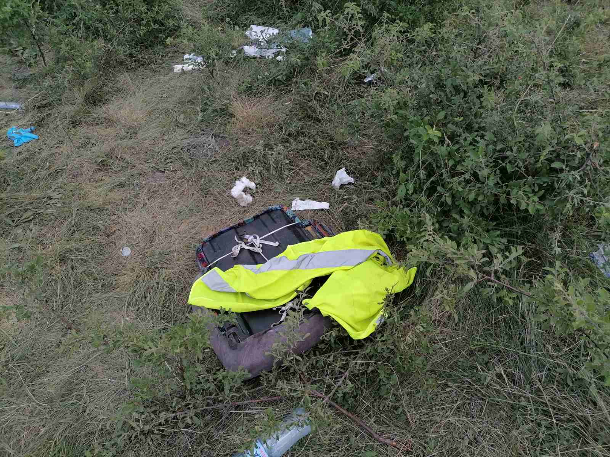 STRAVIČNO Autobus pun radnika sleteo u kanal nedaleko od Šimanovaca: Jedan poginuo,  osmorica se bore za život!