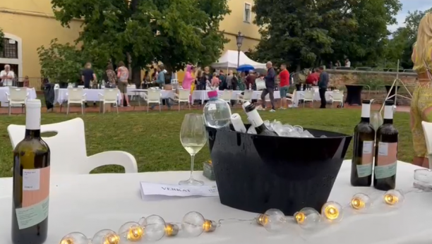 ODRŽAN PRVI FESTIVAL GRAŠCA Gosti uživali u vrhunskom vinu i predivnom pogledu sa Petrovaradina (VIDEO)