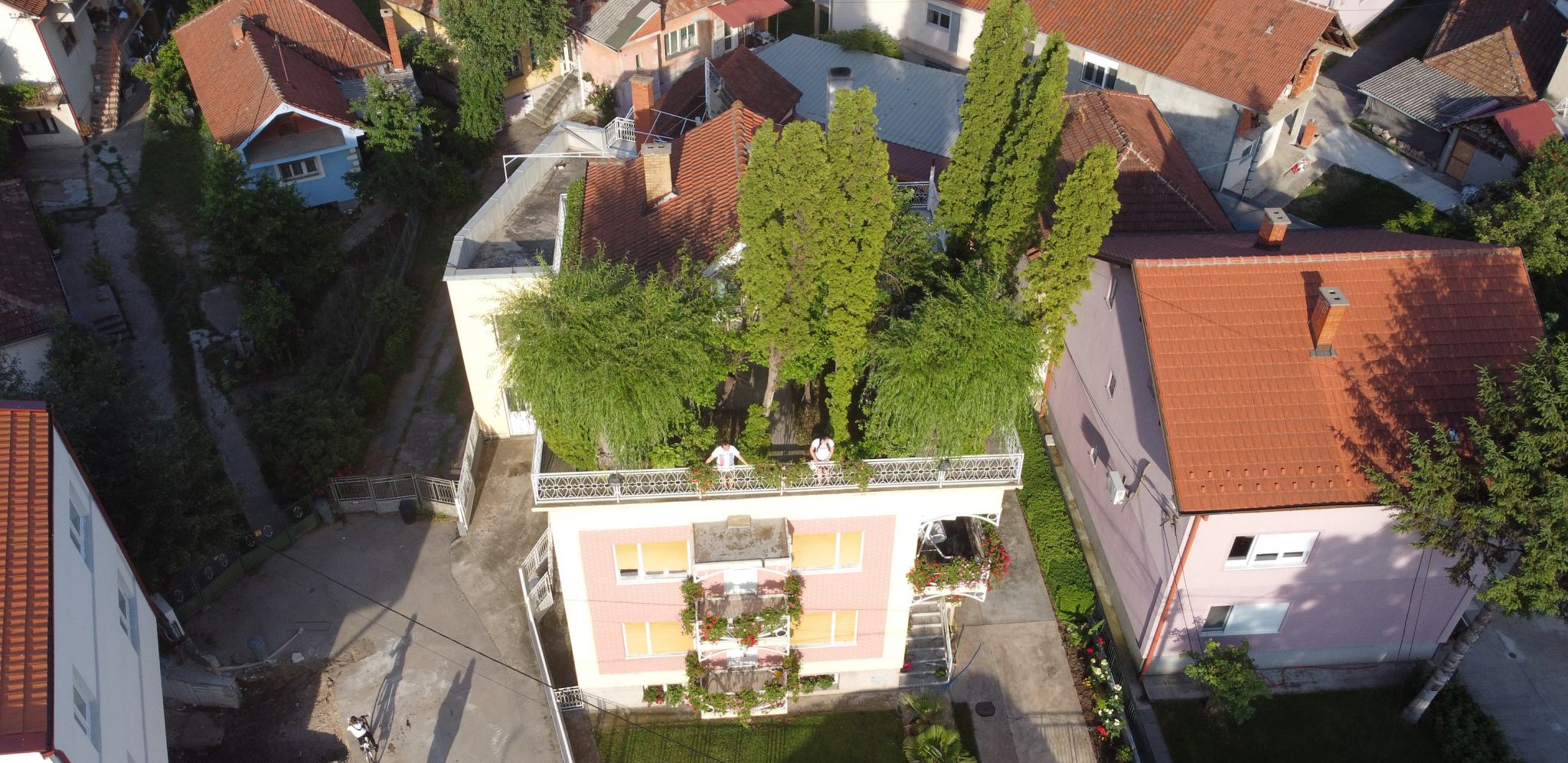 PARK NA KROVU KUĆE Decenijama izaziva čuđenje i oduševljenje Piroćanaca i prolaznika: Jedinstven u celoj Srbiji!