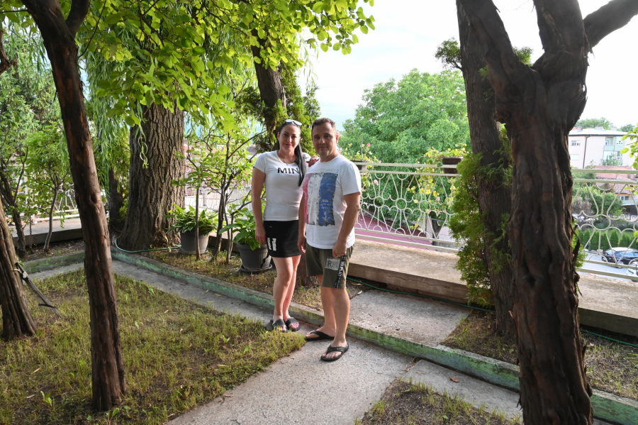 PARK NA KROVU KUĆE Decenijama izaziva čuđenje i oduševljenje Piroćanaca i prolaznika: Jedinstven u celoj Srbiji!