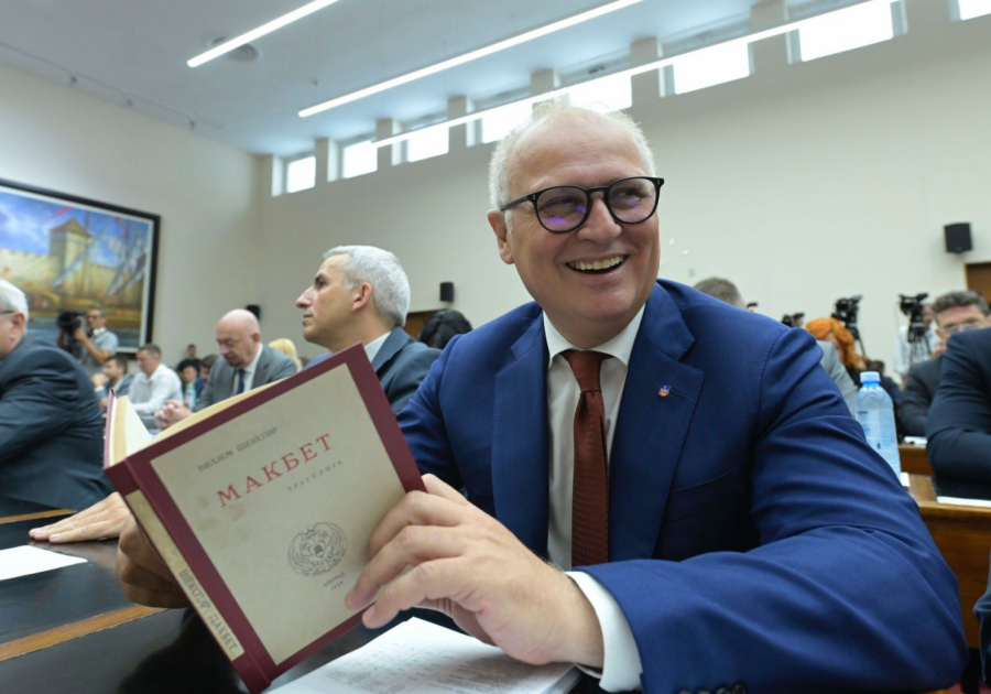 OSMEH NA LICU I KNJIGA U RUCI Evo šta Vesić čita na sednici Skupštine grada (FOTO)