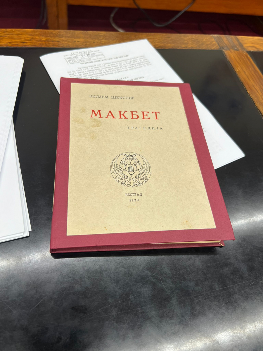 OSMEH NA LICU I KNJIGA U RUCI Evo šta Vesić čita na sednici Skupštine grada (FOTO)