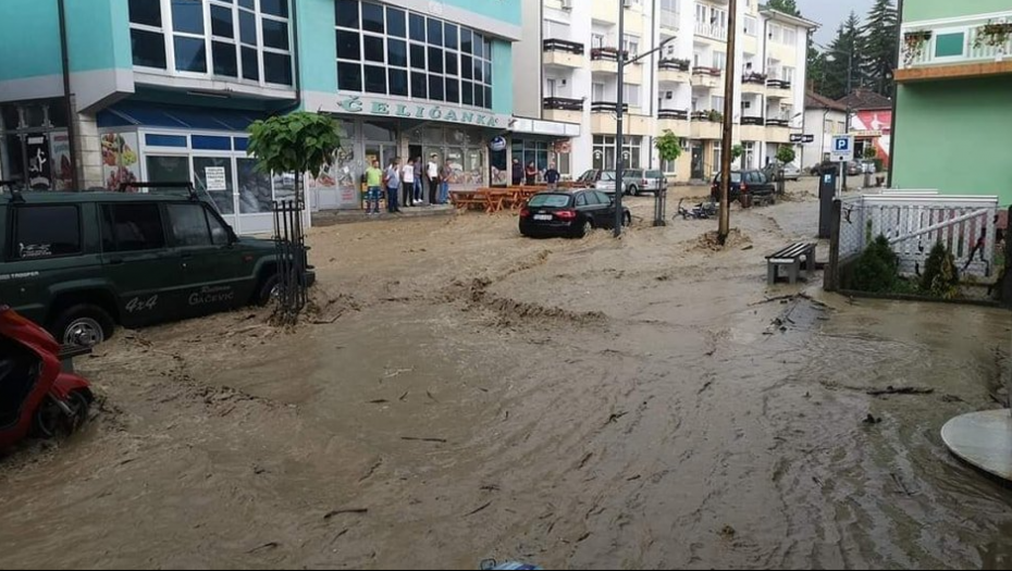 ALARMANTNO STANJE U BOSNI Voda nosi automobile, ulice poplavljene (FOTO)