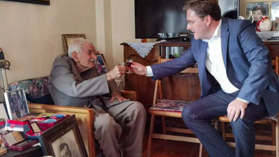 NAZDRAVILI UZ RAKIJU Selaković u poseti kod čuvenog deda Đorđa (94) čuvara srpskog vojničkog groblja