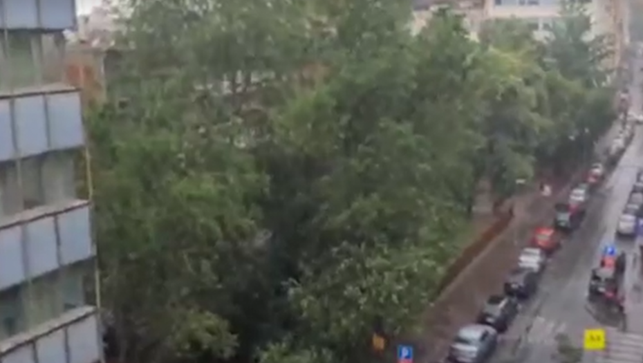 PROVALA OBLAKA U BEOGRADU, ULICE SE PRETVORILE U REKE Evo kako trenutno izgleda u centru grada (VIDEO)