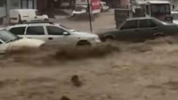 PRVE ŽRTVE UŽASNOG NEVREMENA Ulice grada pod vodom, reka nosi automobile po putu, odmah se oglasilo ministarstvo unutrašnjih poslova Turske (VIDEO)