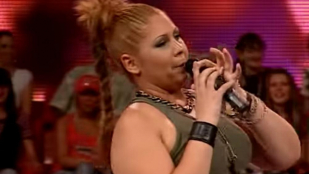 ODUŠEVILA JE U ZVEZDAMA GRANDA Pevačica je zbog žestokih kritika na račun izgleda nestala iz javnosti, smršala 40 kilograma, a sada je bomba (FOTO)