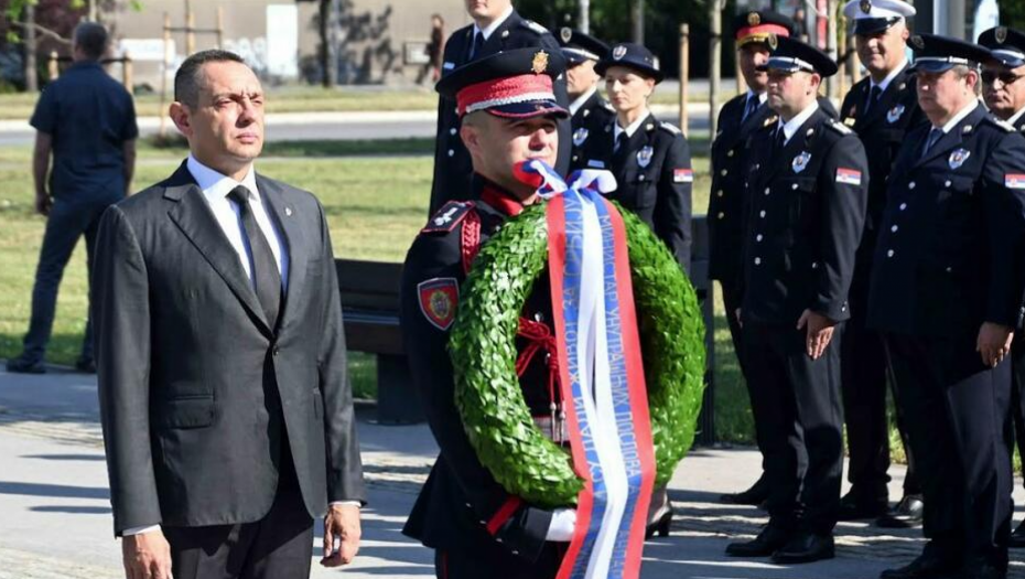VULIN POLOŽIO VENCE NA DAN POLICIJE Sačuvali su čestito i časno srpsko ime!