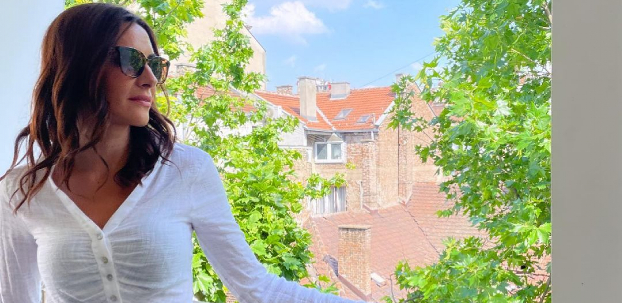 POZIRALA NA DASCI ZA SURFOVANJE Voditeljka uživa u avanturama na vodi, a njene fotografije oduzimaju dah (FOTO)