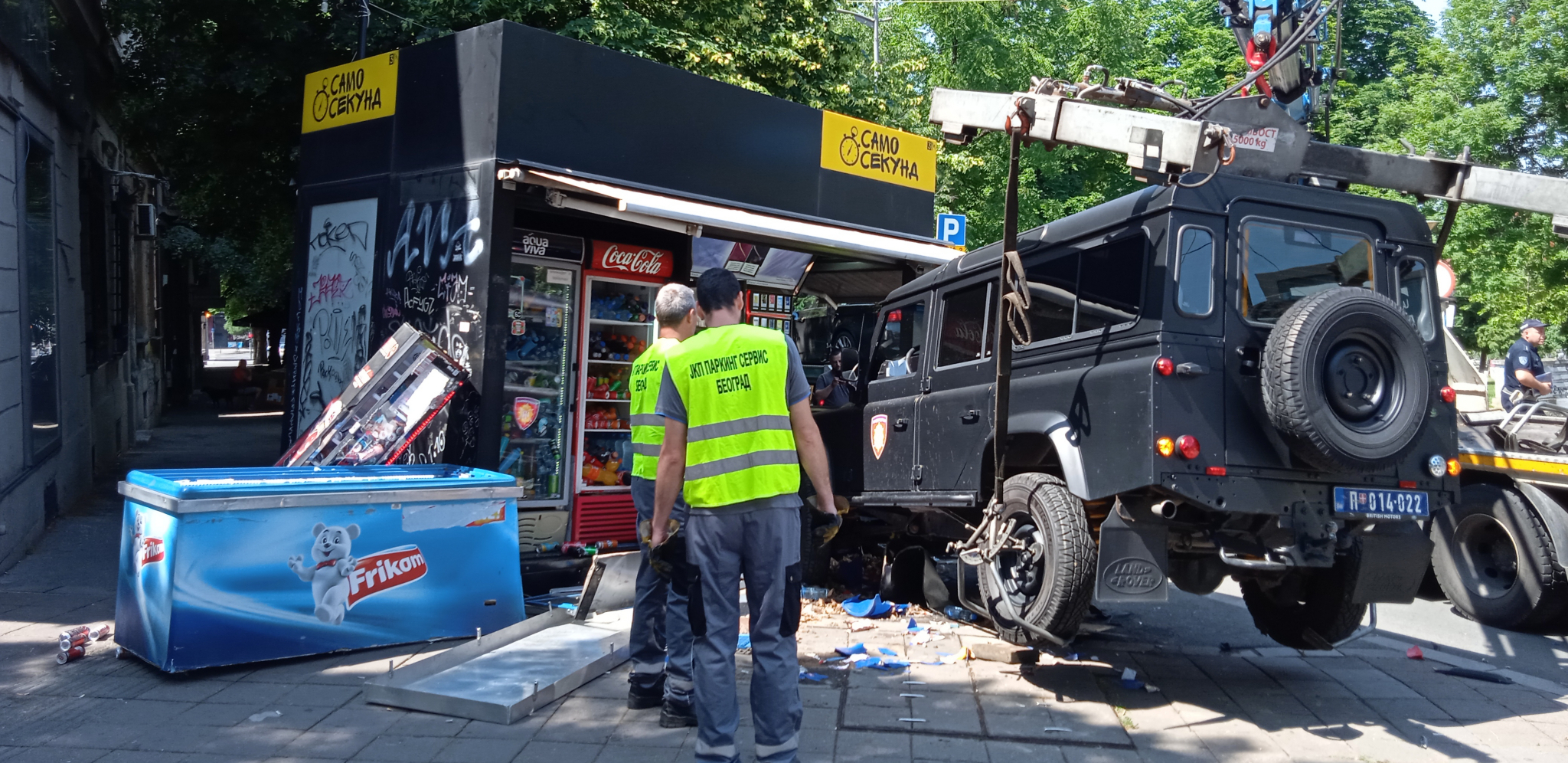 PRVE FOTOGRAFIJE SAOBRAĆAJKE U CENTRU Džip Žandarmerije u poslednjem trenutku izbegao tragediju, jedna stvar ga je naterala da promeni pravac (FOTO/VIDEO)
