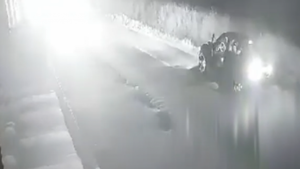 (UZNEMIRUJUĆI VIDEO) STRAVIČNA SMRT NA UBU Kamere sve zabeležile, čovek leži na putu, automobil ga gazi