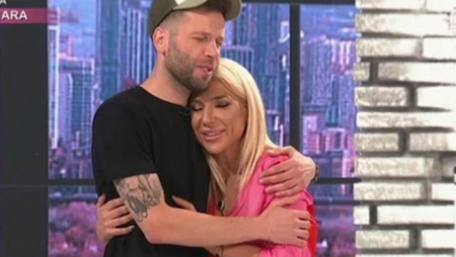 NE PITAJ ME ZAŠTO SAM SMRŠAO Jovana Jeremić jutros je ugostila pevača Vladana Savića u svojoj emisiji, a njihov zagrljaj bio je baš emotivan, gledaoci ostali u šoku