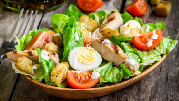 Pravi letnji obrok: Recept za pileću salatu sa jajima