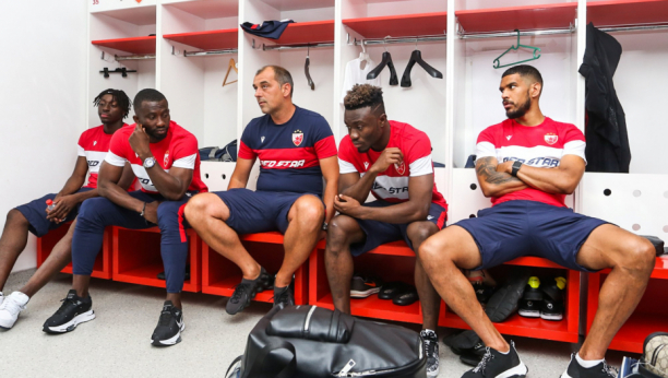 HIT SCENA SA ZVEZDINIH PRIPREMA Napadač crveno-belih proslavio rođendan, pa zapevao poznati srpski hit (VIDEO)