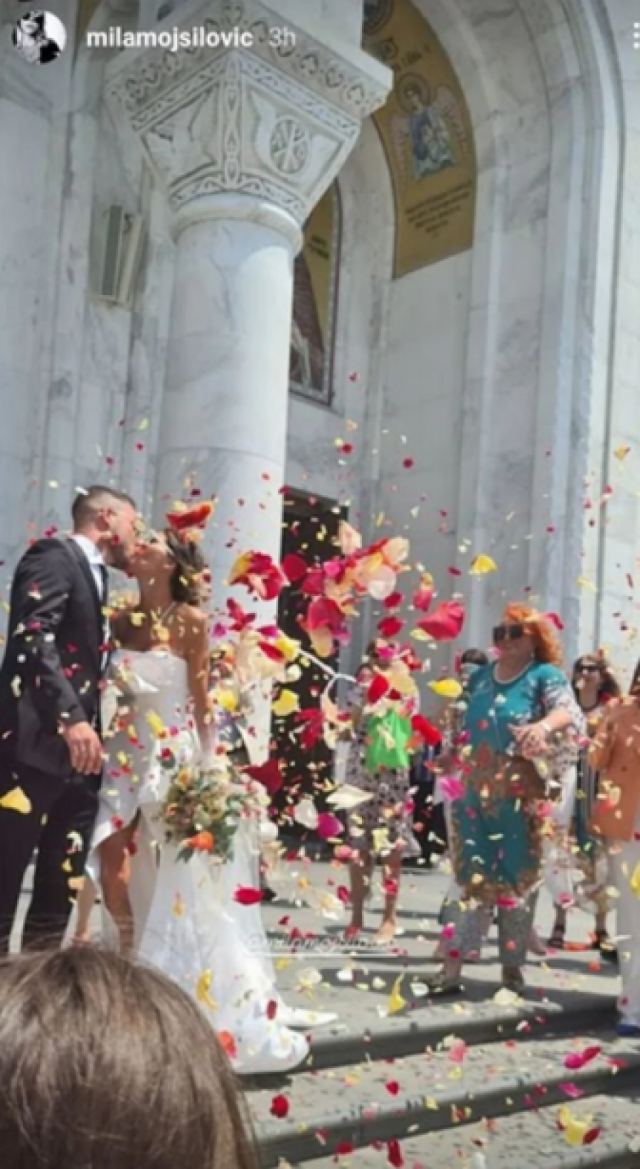 UDALA SE ĆERKA MIRJANE BOBIĆ Ispred Hrama Svetog Save bacali latice na njih, prizor kao u bajci, a evo kako su mladenci izgledali (FOTO)