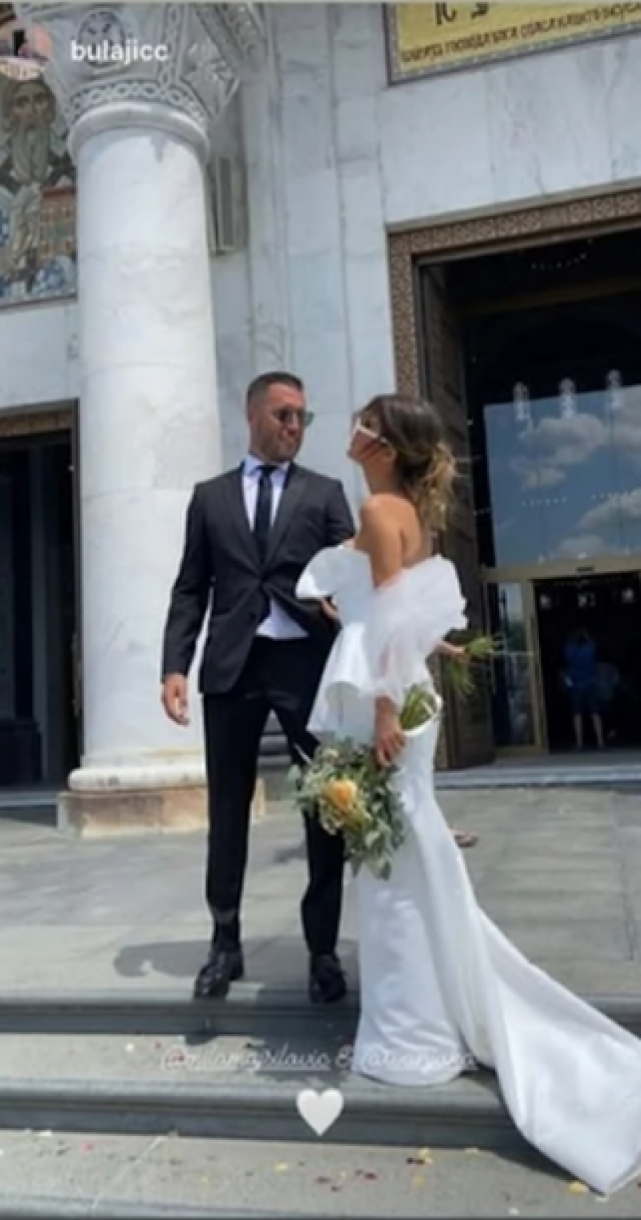 UDALA SE ĆERKA MIRJANE BOBIĆ Ispred Hrama Svetog Save bacali latice na njih, prizor kao u bajci, a evo kako su mladenci izgledali (FOTO)