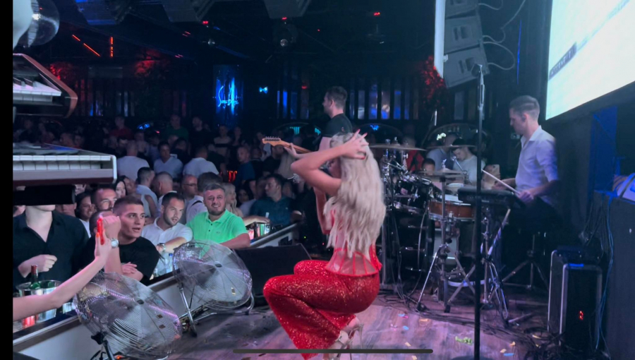 RAZVALILA Milica Pavlović u prepunom klubu napravila lom, od njenog vrelog plesa zastaje dah! (VIDEO)