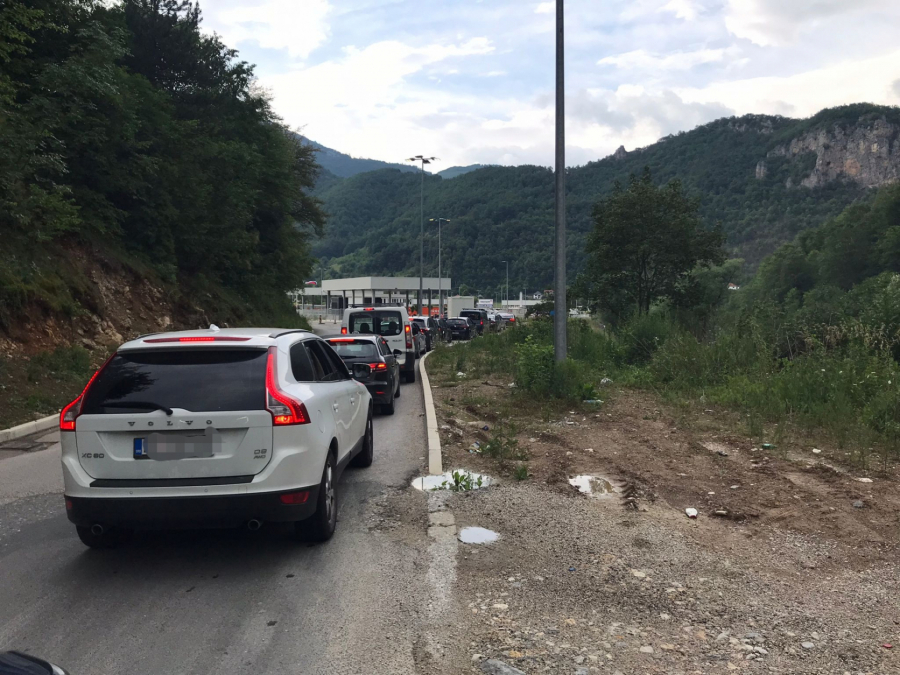SEZONA ODMORA Na graničnim prelazima kolone automobila: Najveća gužva na Gradini, čeka se 120 minuta