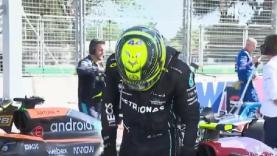 STRAŠNE MUKE Hamilton jedva izašao iz bolida, leđa ga uništavaju (VIDEO)