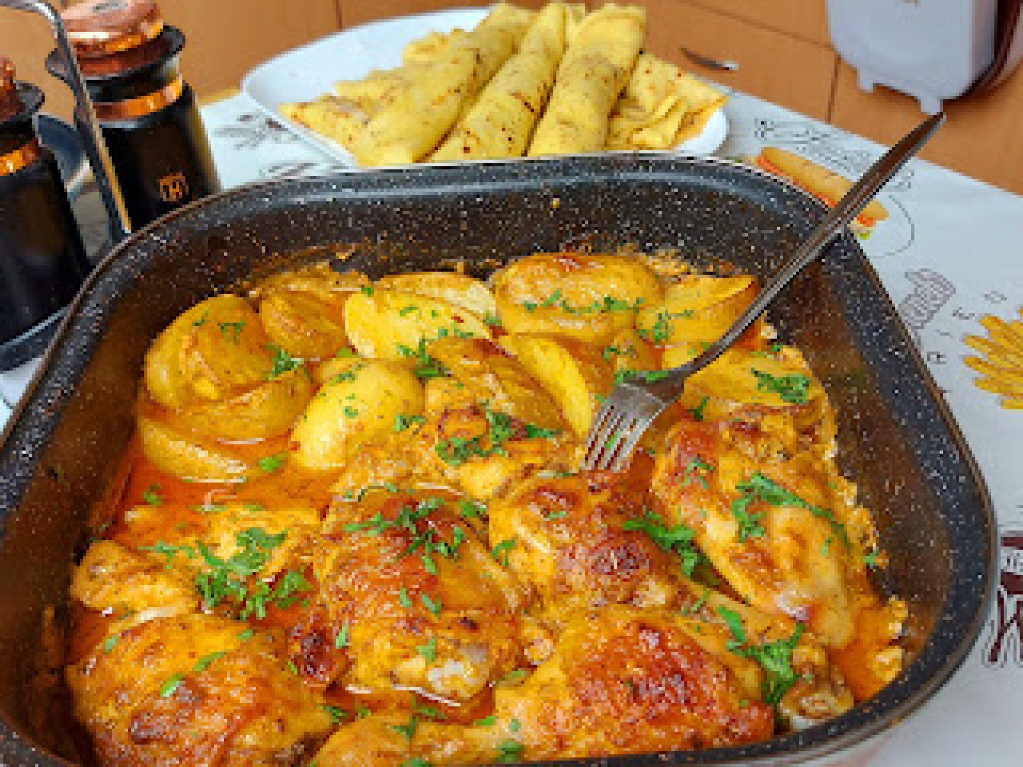 FANTASTIČAN RUČAK Piletina sa mladim krompirom u rerni, užitak za celu porodicu (VIDEO)