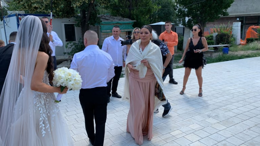 LUKSUZNI AUTOMOBILI, TRUBAČI I ELEGANTE TOALETE Trajkovići pristigli ispred Hrama Svetog Save (FOTO+VIDEO)