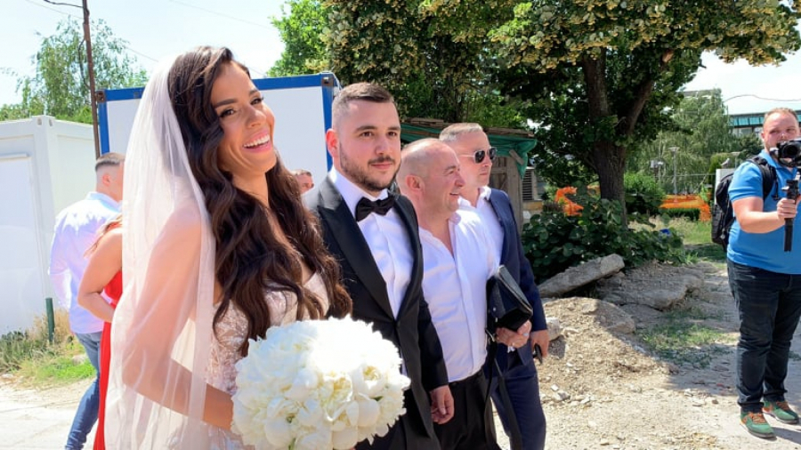 LUKSUZNI AUTOMOBILI, TRUBAČI I ELEGANTE TOALETE Trajkovići pristigli ispred Hrama Svetog Save (FOTO+VIDEO)