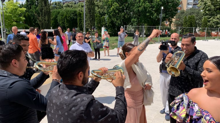 LUKSUZNI AUTOMOBILI, TRUBAČI I ELEGANTE TOALETE Trajkovići pristigli ispred Hrama Svetog Save (FOTO+VIDEO)